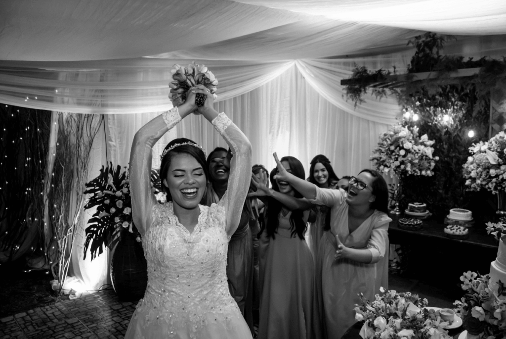 Brautstraußwerfen als Tradition auf einer Hochzeit