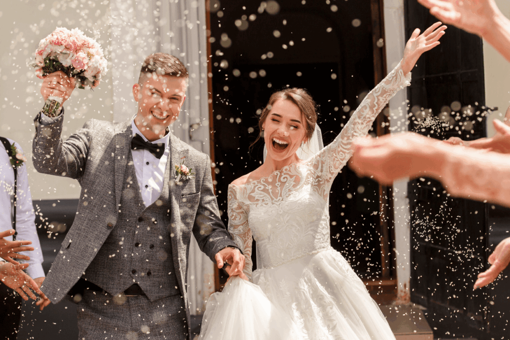 Reiswerfen auf Hochzeit als Ritual für Kindersegen