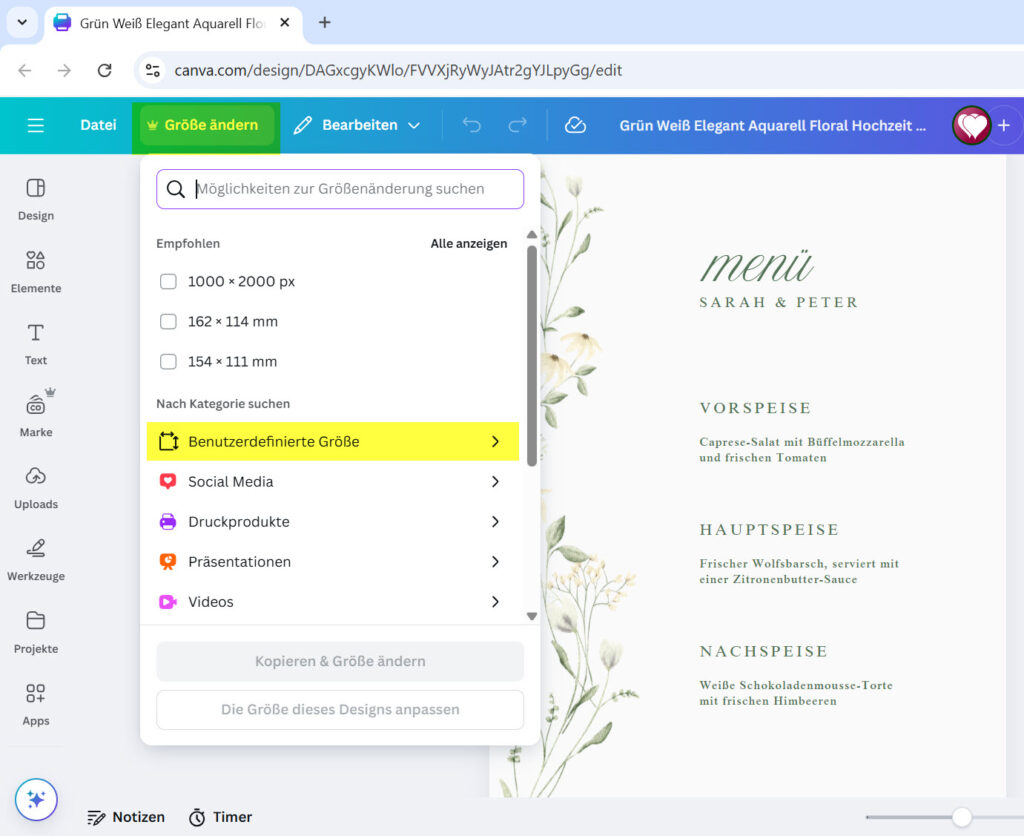 Der Bearbeitungsbereich von Canva. Ein Menü zum Ändern der Größe eines Designs ist geöffnet und zeigt verschiedene Optionen wie empfohlene Größen, benutzerdefinierte Größen und Kategorien wie "Druckprodukte" und "Social Media". Ein Hochzeitsmenü-Design ist im Hintergrund sichtbar.