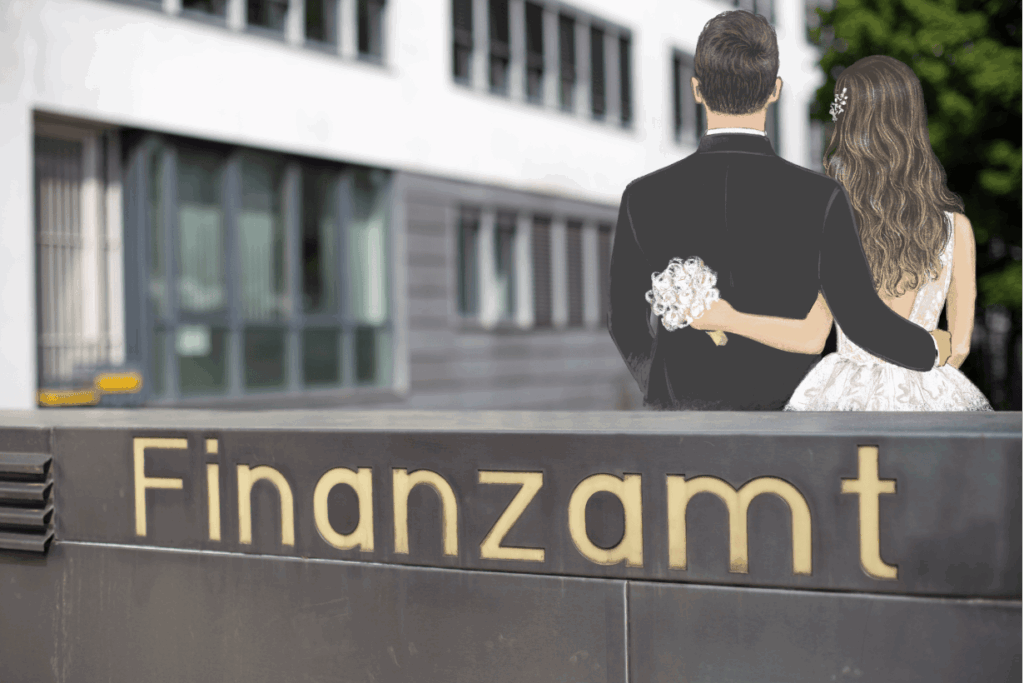 Ein gezeichnetes Brautpaar von hinten, die Braut hält einen Strauß, steht Arm in Arm vor dem Eingang eines modernen Gebäudes, dessen Schild prominent das Wort "FINANZAMT" (Finanzamt) zeigt.