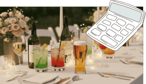 Ein gedeckter Tisch mit verschiedenen alkoholischen Getränken (Wein, Bier, Cocktails) und einer skizzierten, überlagernden Taschenrechner-Grafik. Die Szene ist festlich beleuchtet und suggeriert die Planung der Getränkemengen für eine Party oder Hochzeit.